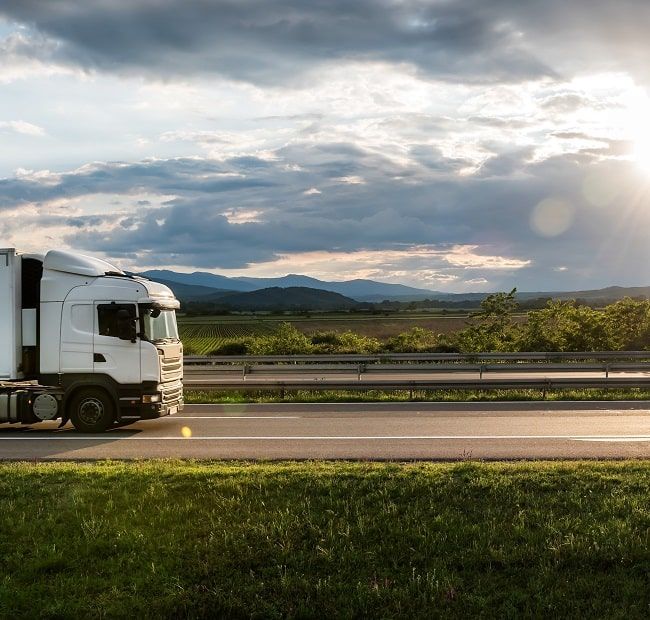 Lkw fährt auf Autobahn