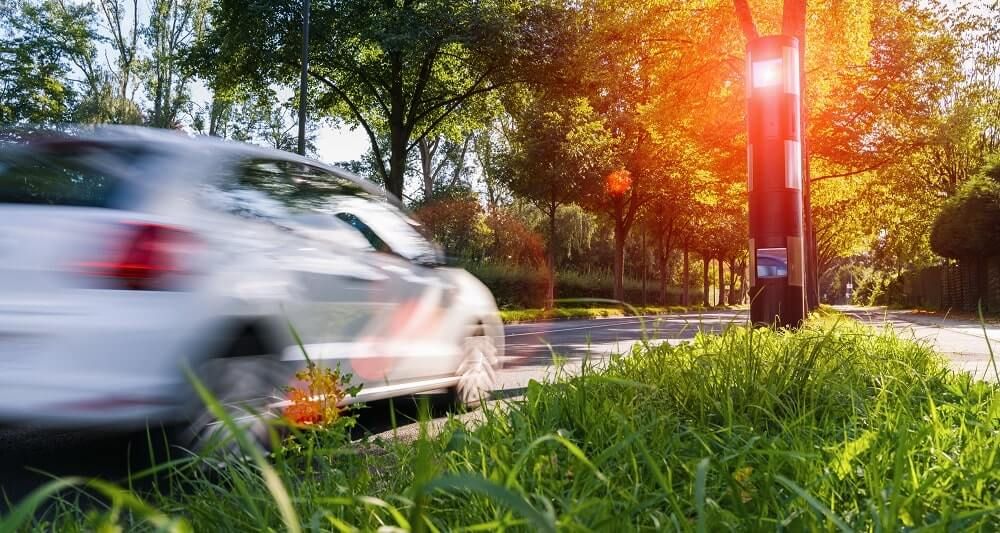 Auto wird von Geschwindigkeitsmessgerät geblitz