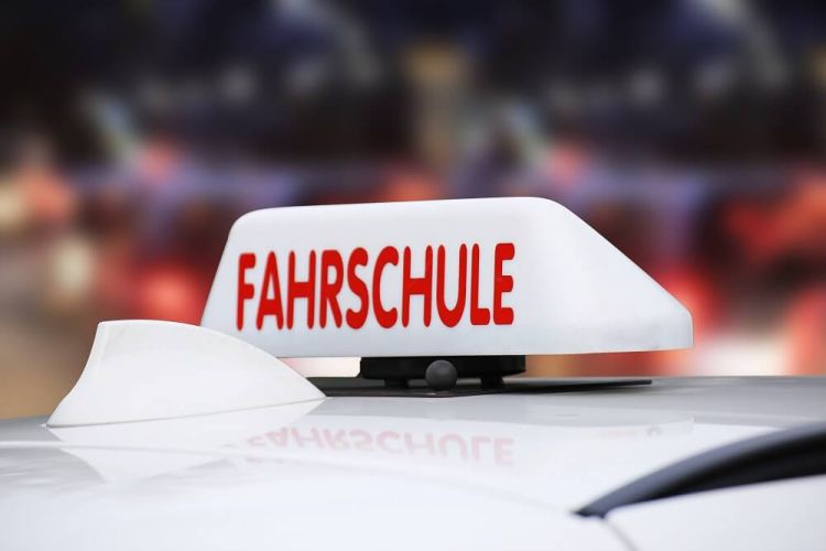 Fahrschulschild auf Autodach