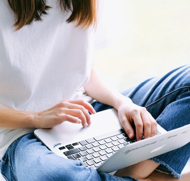 Junge Frau bedient den Laptop