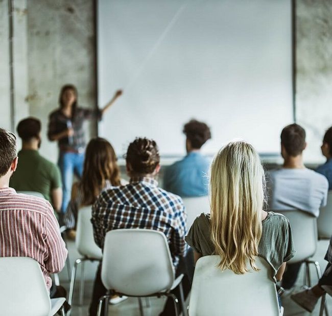 Menschen in einer Seminarsituation